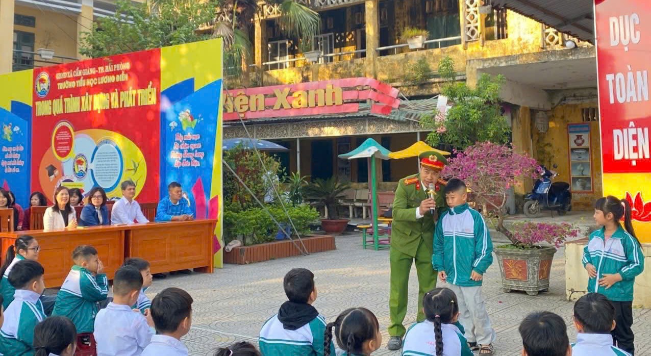 Công an xã Cẩm Giàng đẩy mạnh tuyên truyền an toàn giao thông và phòng chống ma túy trong trường học